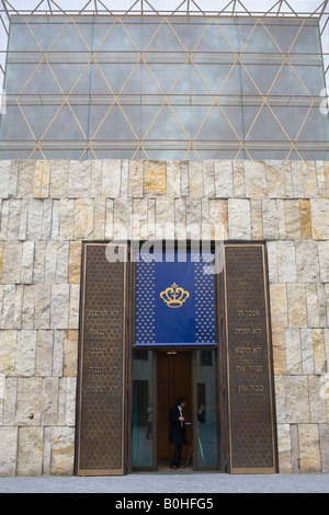 La scrittura ebraica sui grandi porte aperte del Ohel Jakob, Giacobbe Sinagoga tenda presso il Centro Ebraico, Monaco di Baviera, Germania Foto Stock