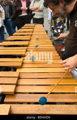 Busker, musicista di strada la riproduzione del xilofono, strada pedonale di Monaco di Baviera, Germania Foto Stock