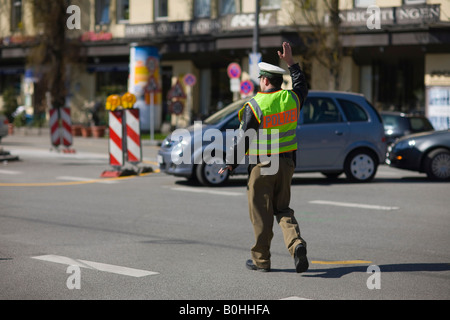 Poliziotto, funzionario di polizia dirigere traffico, Monaco di Baviera, Germania Foto Stock
