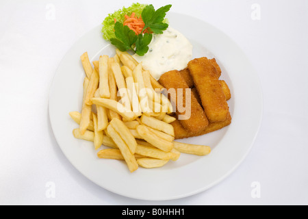 Bastoncini di pesce, salsa tartara e patatine fritte servite su una piastra bianca Foto Stock