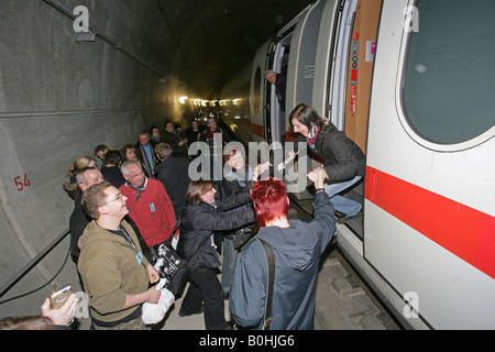 Trapano salvataggio condotta in un ICE ad alta velocità o il bullet train tunnel, Germania Foto Stock