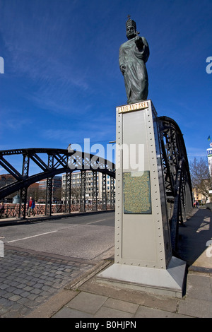 Ponte Brooksbruecke nella Speicherstadt warehouse district e una statua di imperatore Federico Barbarossa, centro storico, har Foto Stock