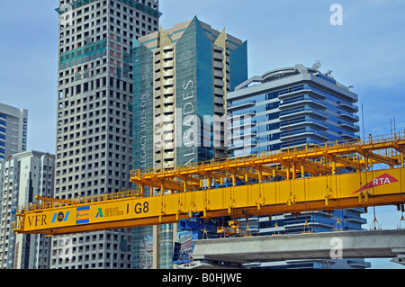 Cantiere del Nuovo Metro di Dubai City Train davanti a un edificio alto, in modo completamente automatico, senza driver mass trans Foto Stock