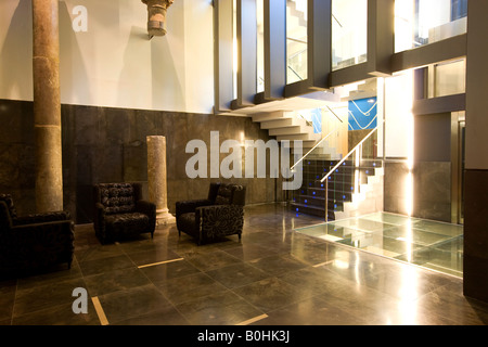 La lobby e la scala del Hotel Silken Zentro, un hotel design dell'Hoteles Silken gruppo, Saragozza o Saragozza, Castiglia, un Foto Stock