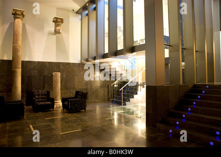 La lobby e la scala del Hotel Silken Zentro, un hotel design dell'Hoteles Silken gruppo, Saragozza o Saragozza, Castiglia, un Foto Stock