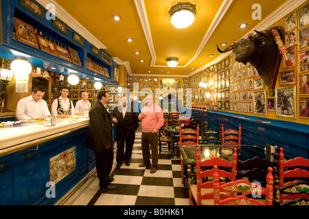 Bar Marpy, tapas bar decorato con un tema di tauromachia compresi montato bull di testa, i clienti in piedi al bancone, Zara Foto Stock