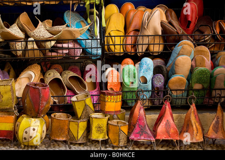 Colorati sandali marocchina e lampade per la vendita come souvenir in Caldereria Nueva Street, Granada, Andalusia, Spagna Foto Stock