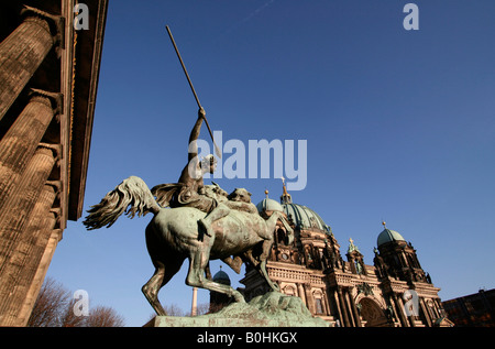 Statua equestre di un animale che attacca un cavallo cavalcato da un uomo di innalzamento di una lancia per attacco, di fronte all'Alten Nationalgaler Foto Stock