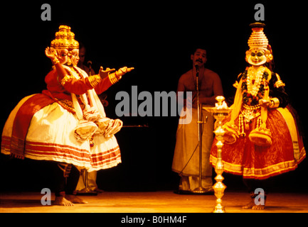 Kathakali ballerini presso il Ramayana indiana Mahabharata Theatre, Ernakulam, India. Foto Stock