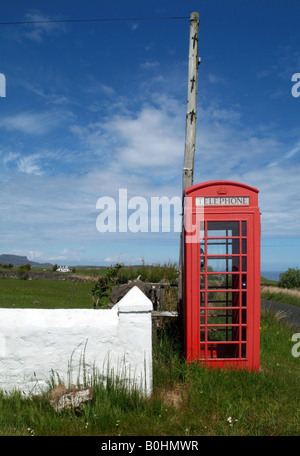 Il vecchio telefono rosso booth, telefono box in Scozia, Regno Unito Foto Stock