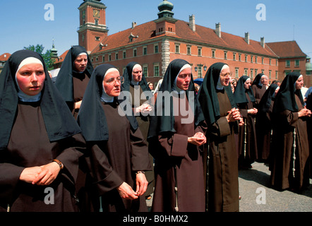 Un gruppo di religiose cattoliche pregano al di fuori di una chiesa, Polonia. Foto Stock