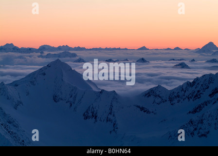 Gamma di Silvretta, Mt. Hoher Riffler, Lechtal Alpi visto da Mt. Brunnenkogel, Alpi Oetztal in Tirolo, Austria, Europa Foto Stock