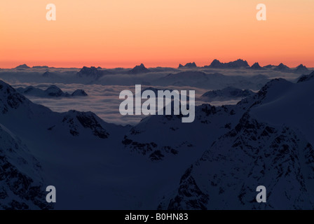 Verwall Alpi e Samnaun Alpi visto da Mt. Brunnenkogel, ghiacciaio Pitztal, Alpi Oetztal in Tirolo, Austria, Europa Foto Stock