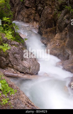 Acqua precipitando tra le rocce delle rapide nella gola Wolfsklamm vicino a Stans nel Tirolo, Austria, Europa Foto Stock