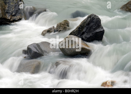 Acqua che sgorga su rocce del Pitz ruscello di montagna, Pitztal valley, Tirolo, Austria, Europa Foto Stock