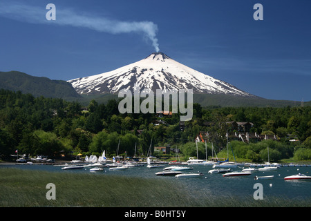 Fumo vulcanico che salgono dal Villarrica o Rucapillán Vulcano, visto da Pucon, Cile, Sud America Foto Stock