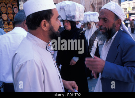 Conversazione tra due uomini in strada, Amman, Giordania. Foto Stock