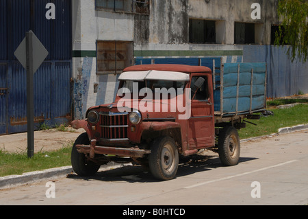 Vecchio e malandato camioncino ancora in uso, Clorinda, provincia di Formosa, Argentina, Sud America Foto Stock