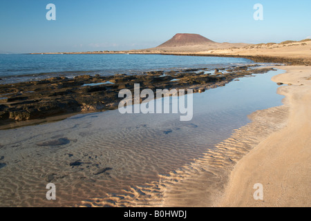 Guardando verso la Montaña Amarilla (gialle di montagna) dalla spiaggia vicino a Caleta del Sebo su La Graciosa isola vicino a Lanzarote Foto Stock