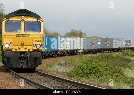 Treno merci sul Felixtowe a Nuneaton linea ferroviaria che sta subendo un multi-milioni di pound upgrade Foto Stock