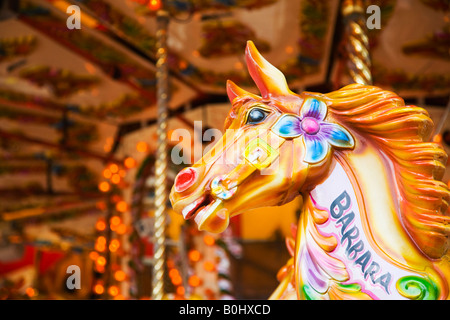 Un tradizionale vintage stile vecchio dipinto di cavallo di legno su un merry-go-round. Il Dorset. Regno Unito. Foto Stock