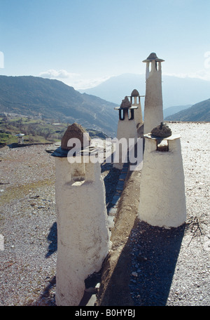 Tipico di camini La Alpujarra. Capileira. Provincia di Granada. Andalusia. Spagna. Foto Stock