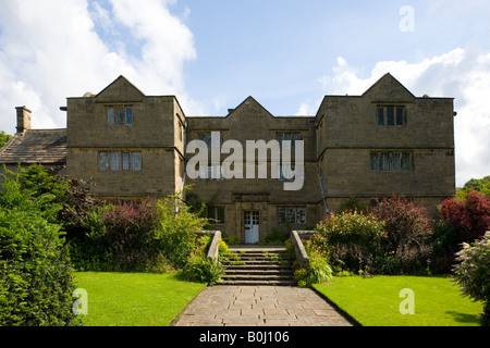 Vista frontale di Eyam Hall nel villaggio di Eyam nel Peak District nel Derbyshire Foto Stock