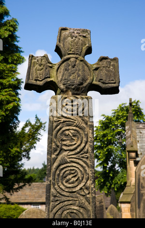 Viii secolo la croce celtica presso il St Lawrences chiesa in Eyam nel Peak District nel Derbyshire Foto Stock