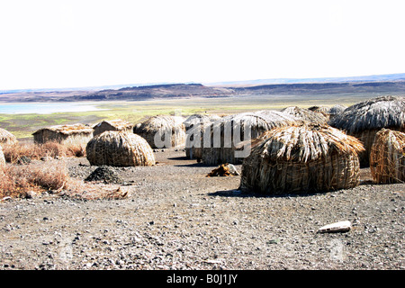 Africa Kenya Turkana District nel nord-ovest del Kenya capanne di paglia in una tribù Turkana village Ottobre 2005 Foto Stock