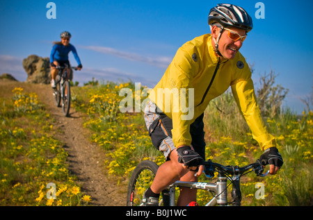 Idaho vicino a Boise un paio di mountain bike tra i fiori selvatici nella fascia pedemontana in una bella giornata di primavera Foto Stock