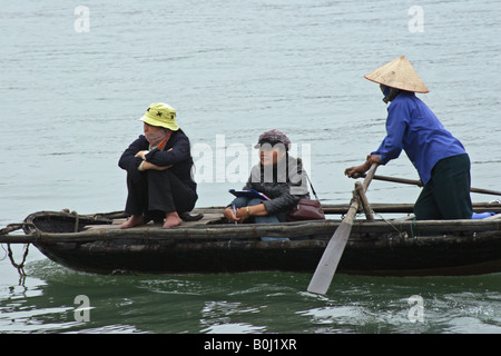 Baia di Halong tre donne in barca Foto Stock