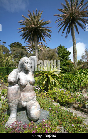 Statua di Gaia dallo scultore David Wynne, Tresco Abbey Gardens, Tresco, isole Scilly, REGNO UNITO Foto Stock