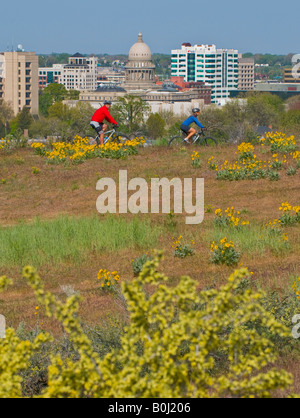 Idaho Mountain bike al di sopra di Boise nelle colline in una bella giornata di primavera Foto Stock