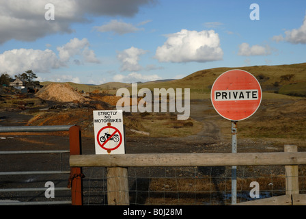 Produzione Fencepost su un abbandonato sito minerario Ceredigion, Galles Foto Stock