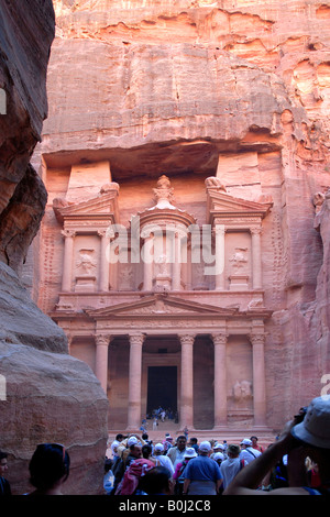 Il Tesoro , tesoro della Pharoahs o Al-Khazneh Farun , in arenaria rosa , tomba di Re Harith IV 84-85 in Petra , Jordon Foto Stock