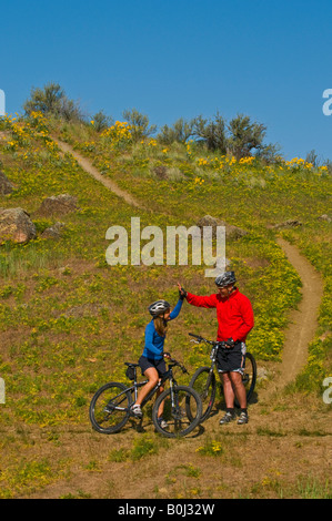 Idaho vicino a Boise un paio di mountain bike tra i fiori selvatici nella fascia pedemontana in una bella giornata di primavera Foto Stock