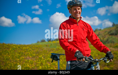 Idaho un uomo mountain bike nelle colline sopra Boise Idaho su una bella giornata di primavera Foto Stock