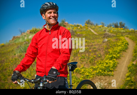 Idaho un uomo mountain bike nelle colline sopra Boise Idaho su una bella giornata di primavera Foto Stock