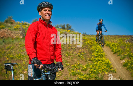 Idaho un paio di mountain bike nelle colline sopra Boise Idaho su una bella giornata di primavera Foto Stock