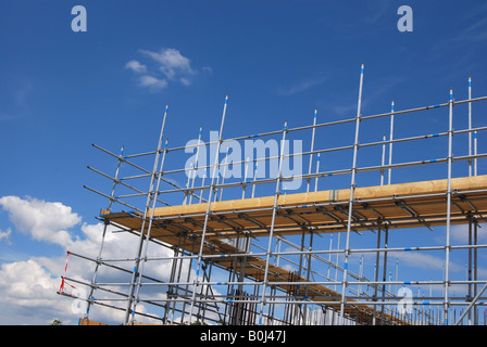 Ponteggio a cantiere contro il cielo blu Foto Stock