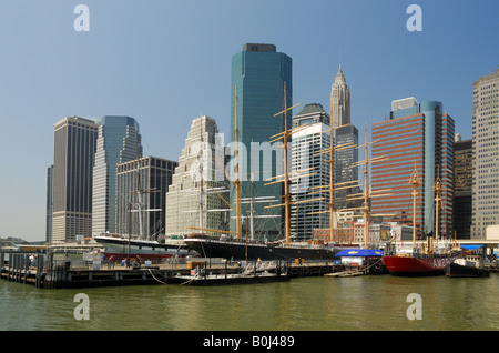 Le navi e gli edifici in South Street Seaport in New York Foto Stock