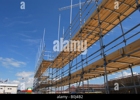 Ponteggio a cantiere contro il cielo blu Foto Stock