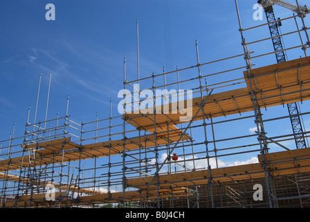 Ponteggio a cantiere contro il cielo blu Foto Stock