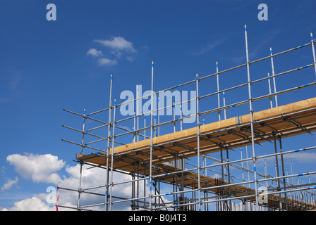 Ponteggio a cantiere contro il cielo blu Foto Stock