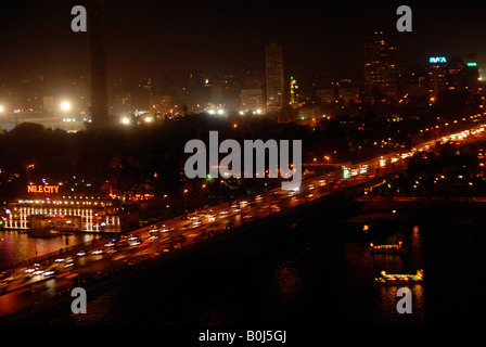 Di notte del traffico nella zona centrale di Cairo e il fiume Nilo in Egitto Foto Stock