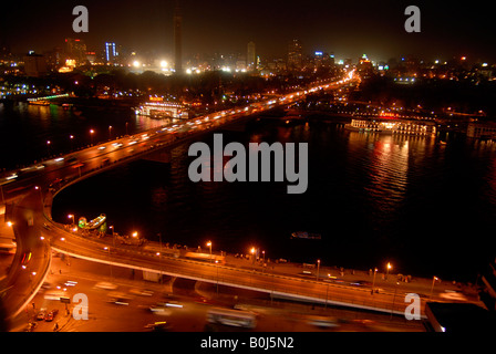 Di notte del traffico nella zona centrale di Cairo e il fiume Nilo in Egitto Foto Stock