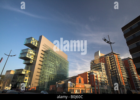 Vista della giustizia civile centro, persone di museo, Leftbank Apartments, Spinningfields, sul fiume Irwell, Manchester, Regno Unito Foto Stock