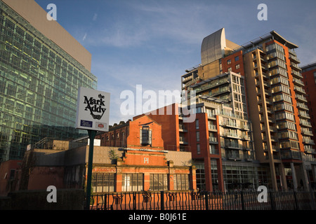 Vista della giustizia civile centro, persone di museo, Leftbank Apartments, Spinningfields, sul fiume Irwell, Manchester, Regno Unito Foto Stock