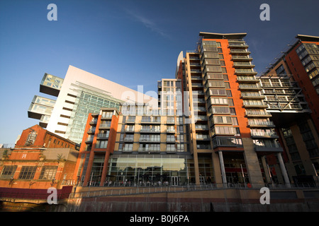 Vista della giustizia civile centro, persone di museo, Leftbank Apartments, Spinningfields, sul fiume Irwell, Manchester, Regno Unito Foto Stock