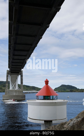 Il Nordhordland bridge è un 1614m lungo complesso costituito da un cavo-alloggiato il ponte e un ponte galleggiante. Salhusfjord vicino a Bergen, Norvegia. Foto Stock